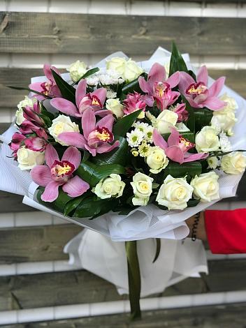 Букет цветов из: Розы и Хризантемы в Серково