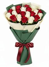 Букет Микс из красных и белых роз в Серково