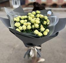 Букет Белые кустовые розы Солинеро в Серково