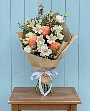 Букет цветов из:  Альстромерии, Лизиантусы, Розы и Хризантемы в Серково