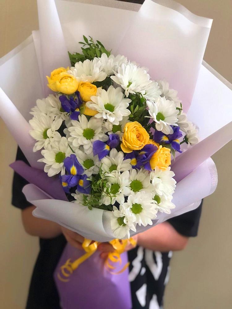 Букет цветов из: Ирисы, Хризантемы и Розы в Серково