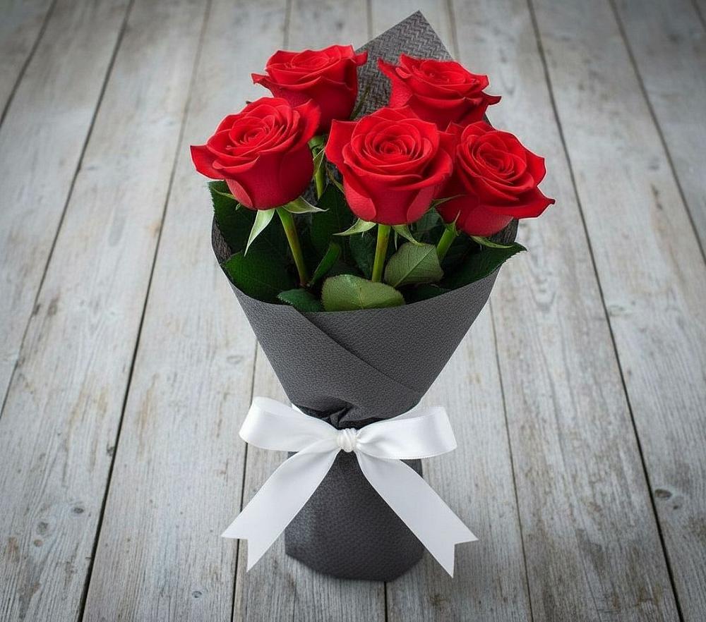 Букет 5 Красных роз Эдлесс Лав в Серково