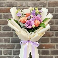 Букет цветов из:  Лизиантусы и Розы в Серково