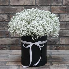 Цветочная композиция из Гипсофила в шляпной коробке в Серково