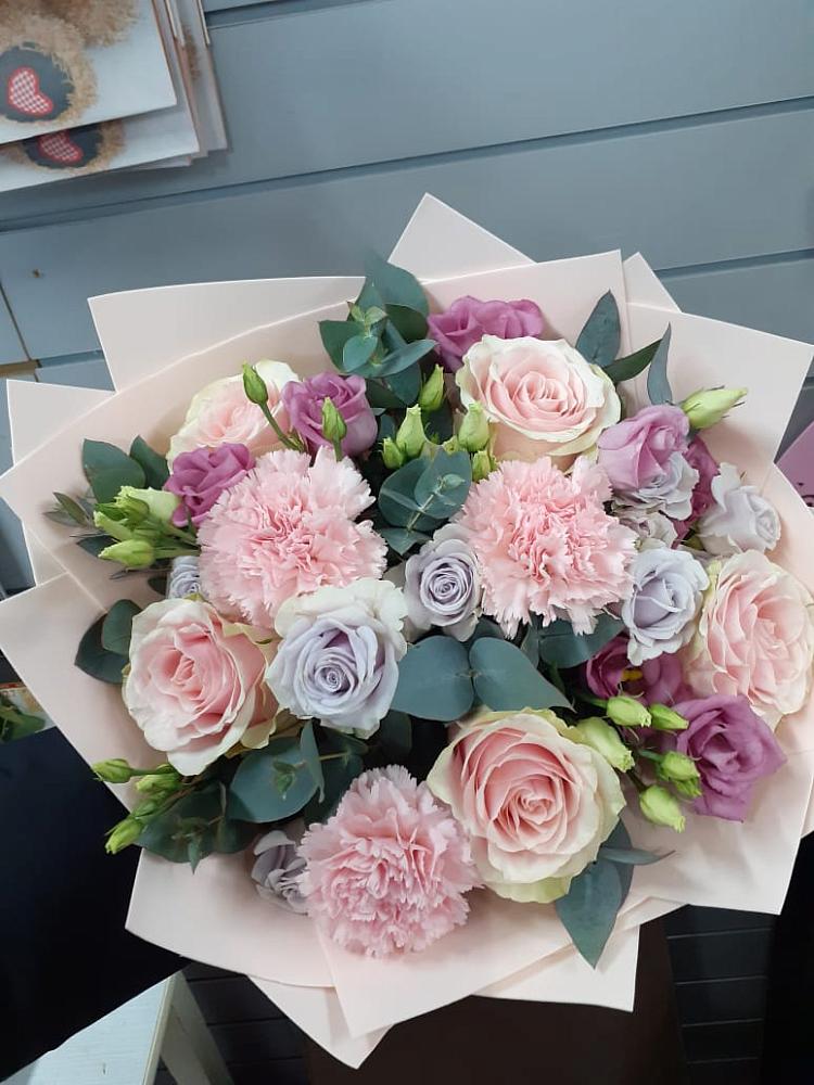 Букет цветов из: Розы, Гвоздики и Лизиантусы в Серково