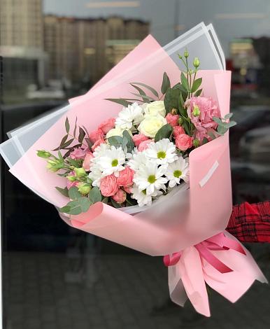 Букет цветов из: Розы, Лизиантусы и Хризантемы в Серково