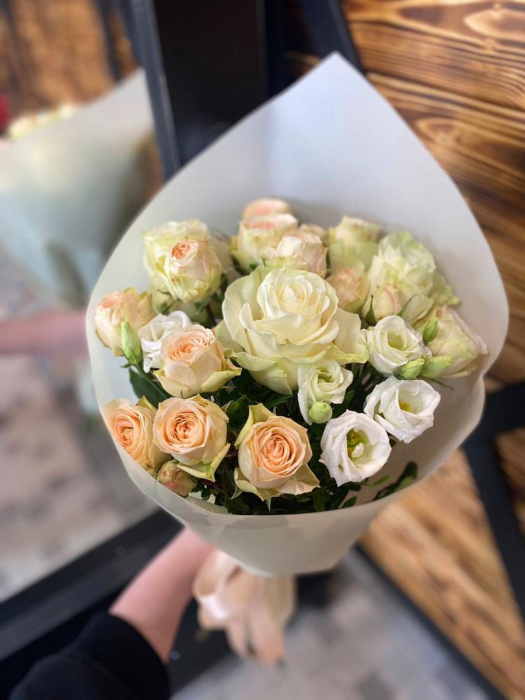 Букет цветов из: Розы и Лизиантусы в Серково