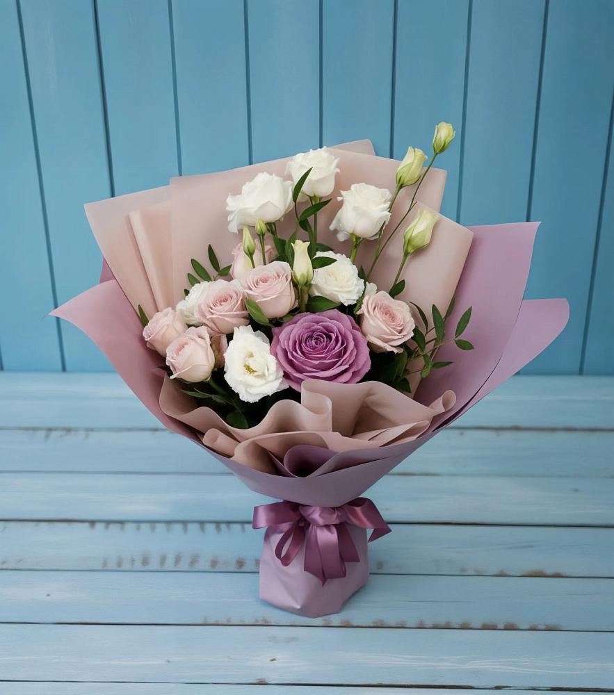 Букет цветов из: Розы и Лизиантусы в Серково